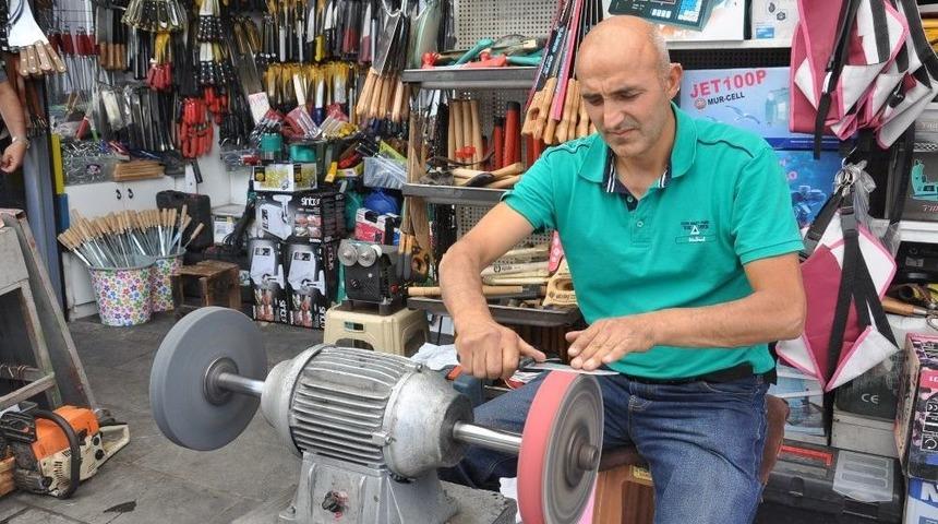 Kars&rsquo;ta Bı&ccedil;aklar Kurban İ&ccedil;in Bileniyor