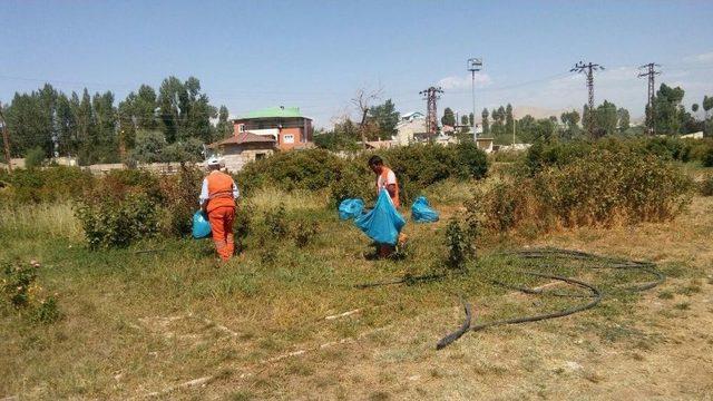 Bayram Öncesi Türbe Ve Mezarlıklar Temizlendi