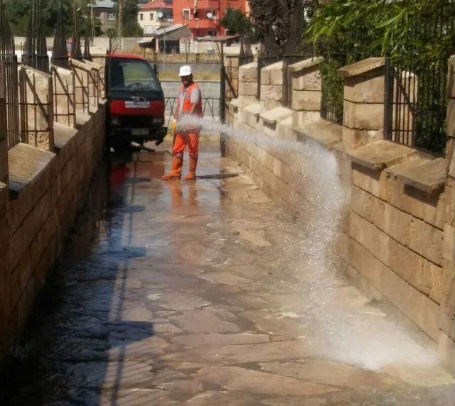 Bayram Öncesi Türbe Ve Mezarlıklar Temizlendi