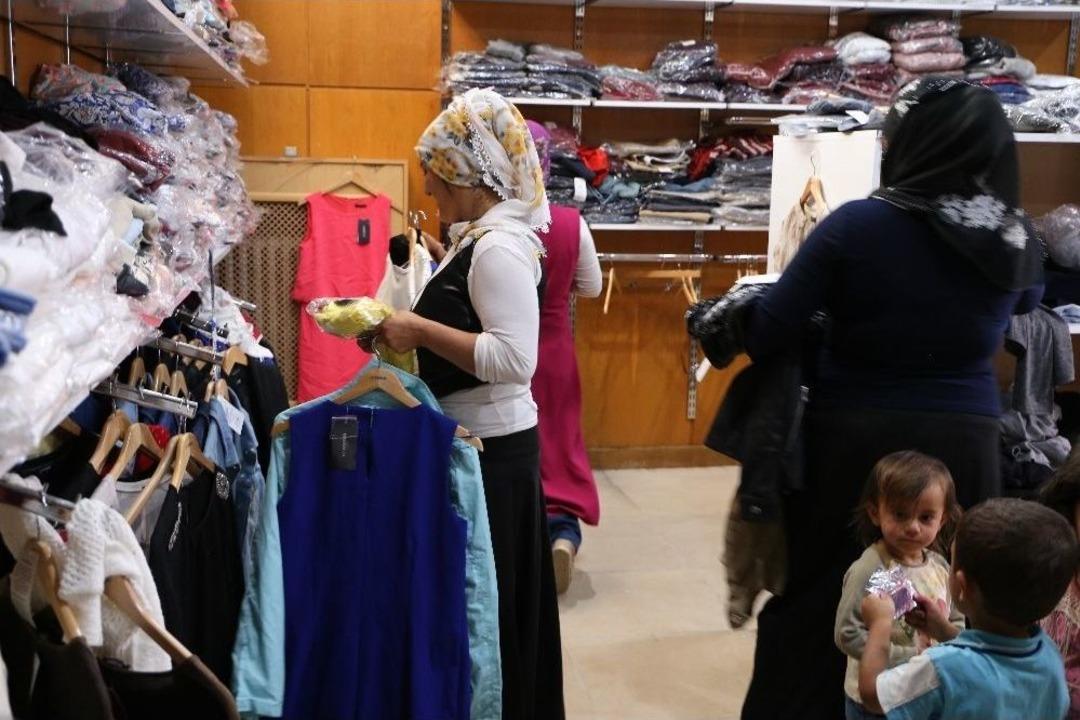 Kaymakam &Ccedil;etin&rsquo;den Kurbanlık Koyun Ve Giyim Yardımı