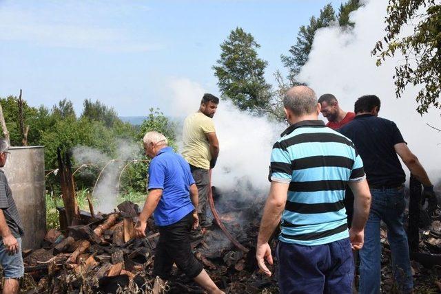 Yangında Ahşap Ev Kül Oldu