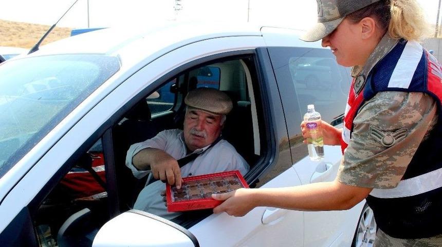 Jandarmadan S&uuml;r&uuml;c&uuml;lere En Tatlı S&uuml;rpriz