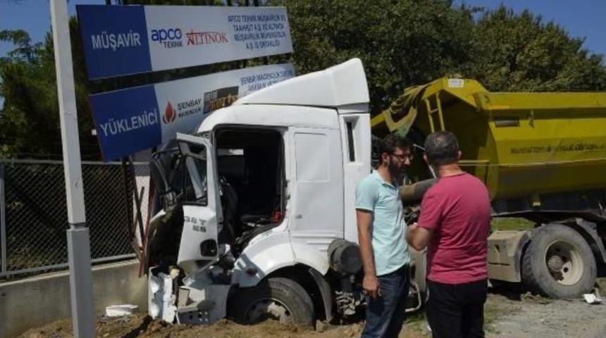 Kemerburgaz Hasdal Yolunda Zincirleme Kaza: 2 Yaralı