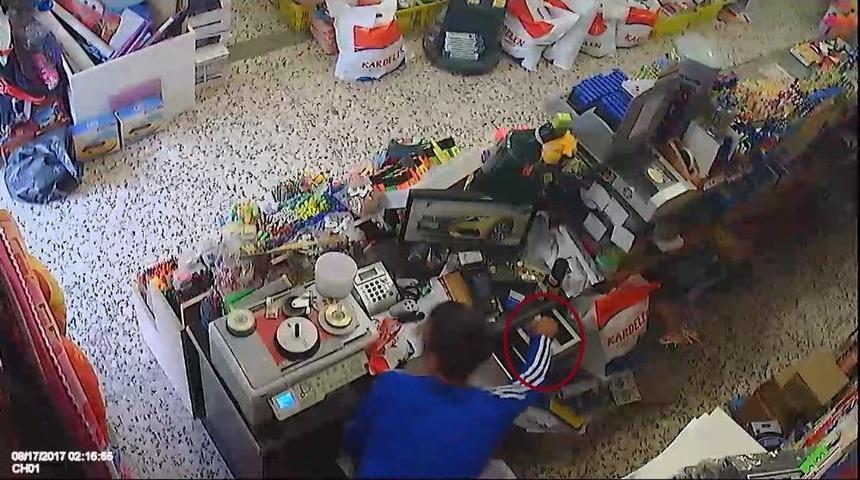 G&uuml;peg&uuml;nd&uuml;z Kırtasiyeden Hırsızlık Yaparken Kameralara Yakalandı