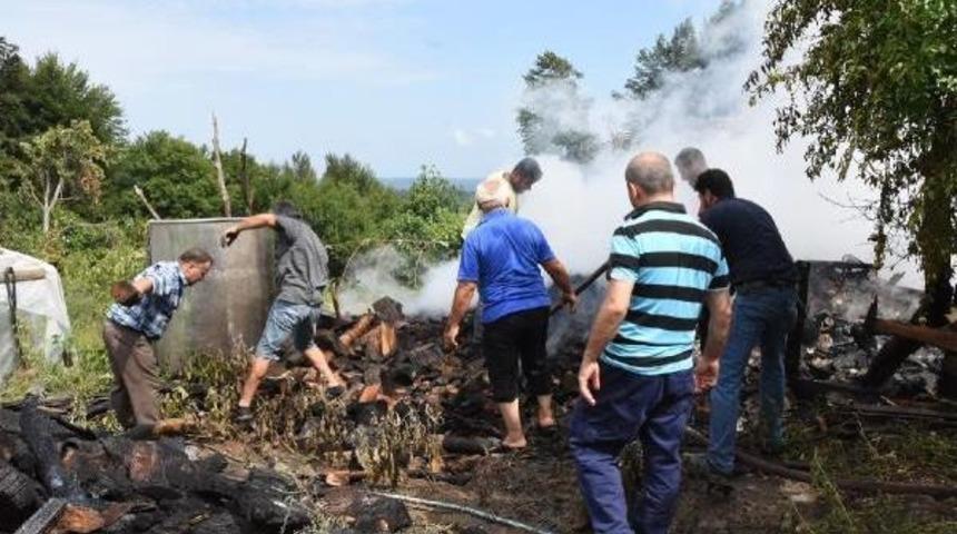 Yangında Ahşap Ev K&uuml;le D&ouml;nd&uuml;
