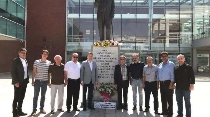 Boyalı Saldırının Yapıldığı Atat&uuml;rk Anıtına &Ccedil;i&ccedil;ek Bıraktılar