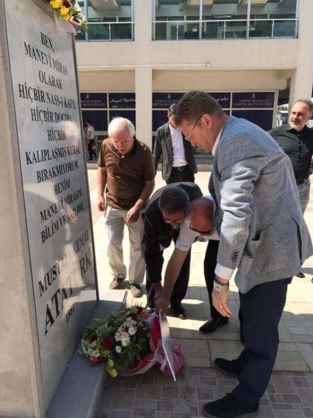 Boyalı Saldırının Yapıldığı Atatürk Anıtına Çiçek Bıraktılar