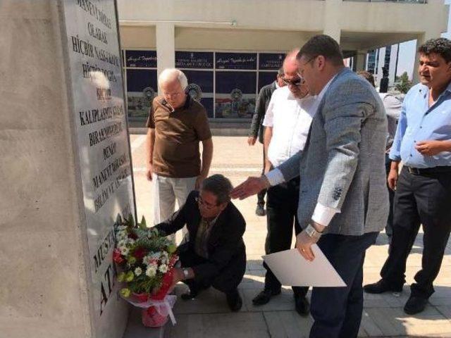 Boyalı Saldırının Yapıldığı Atatürk Anıtına Çiçek Bıraktılar