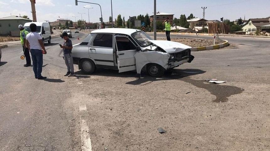 Sivas&rsquo;ta İki Otomobil &Ccedil;arpıştı: 7 Yaralı