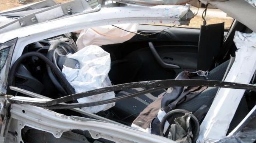 Gaziantep'te Otomobil Ile Tır &Ccedil;arpıştı: 1 &Ouml;l&uuml;, 1 Yaralı