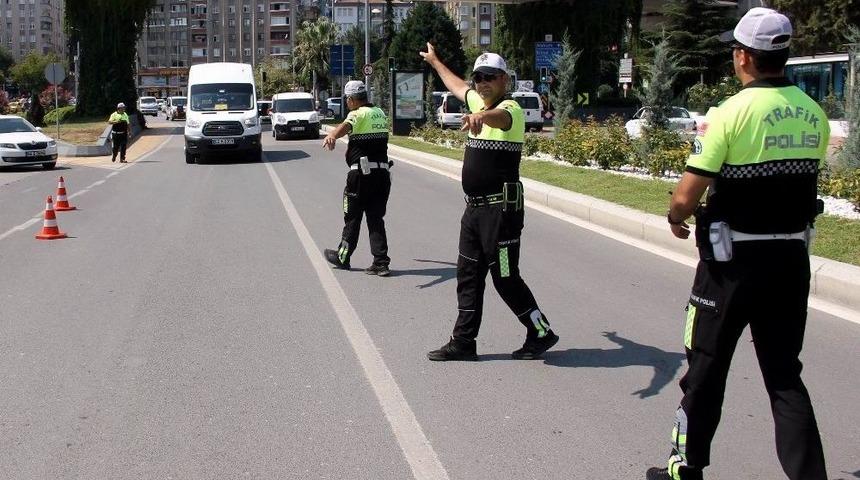 Sivil Polis Yolcu Gibi Dolmuşa Binip S&uuml;r&uuml;c&uuml;leri Denetledi