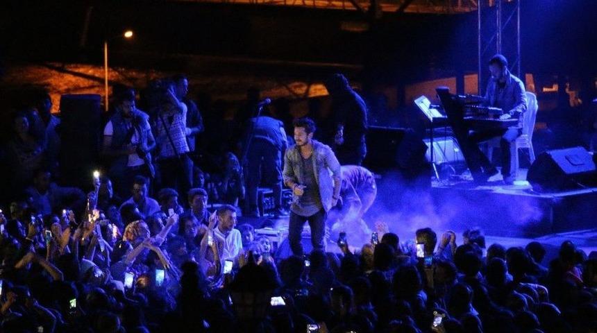 Ardahan 16. Ulusal K&uuml;lt&uuml;r Ve Bal Festivali Konserle Sona Erdi