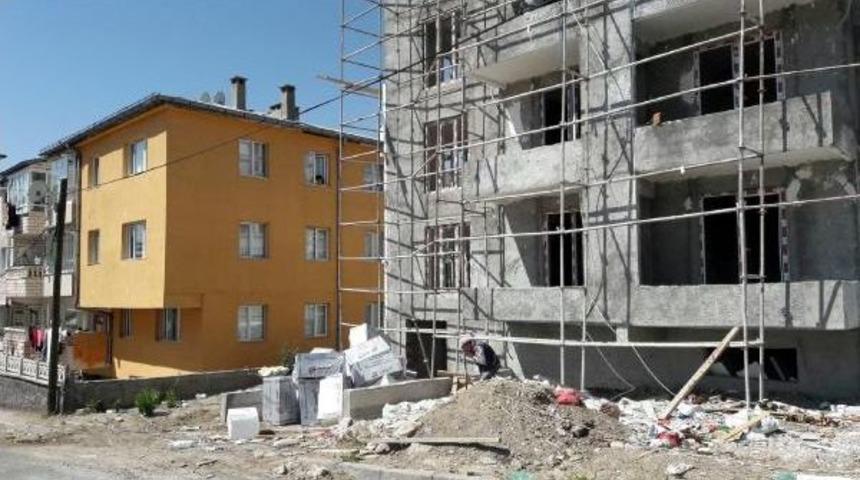 İnşaatın 3'&uuml;nc&uuml; Katından D&uuml;şen Iş&ccedil;i &Ouml;ld&uuml;