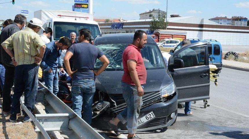 Lastiği Patlayan Kamyonet Kaza Yaptı: 4 Yaralı