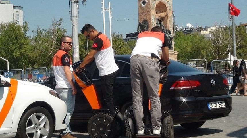 Taksim&rsquo;de Turizm Polisi Cincır İle G&ouml;revde