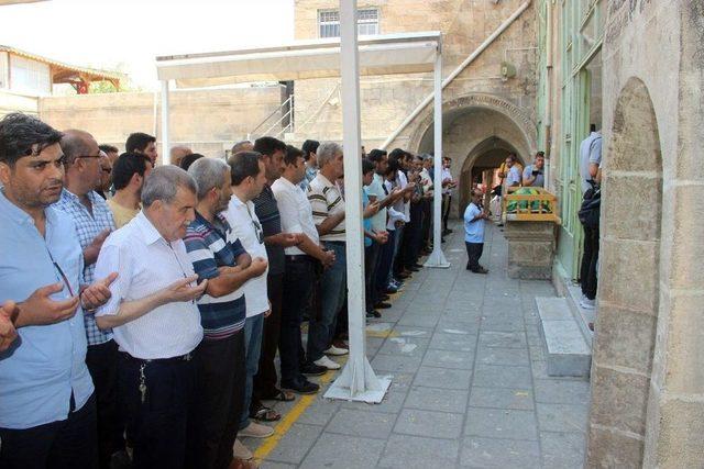 Şanlıurfalı Ses Sanatçının Eşi Son Yolculuğuna Uğurlandı