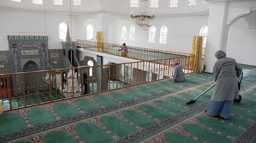 Başiskele&rsquo;de Camiler Temizleniyor