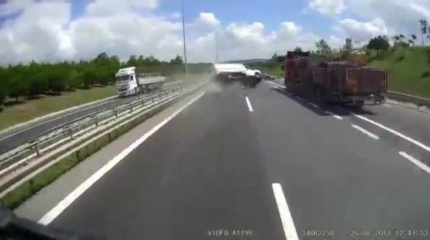 Kamyonetin &Ccedil;arptığı Otomobilin Takla Atma Anı Kamerada