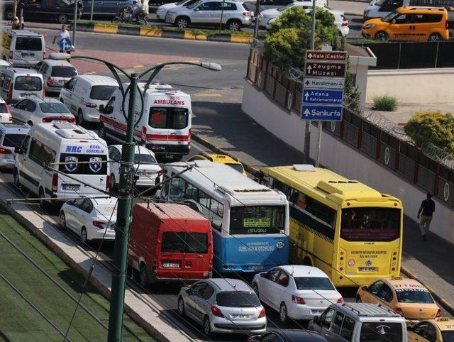 Hasta Taşıyan Ambulans, Bayram Trafiğine Yakalandı