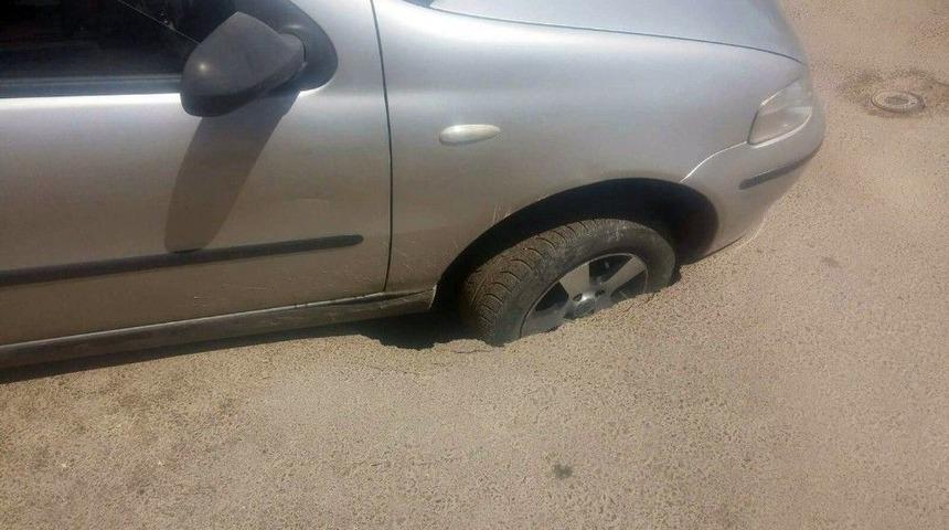 Otomobil Tekeri &Ccedil;&ouml;ken Asfalta Saplandı