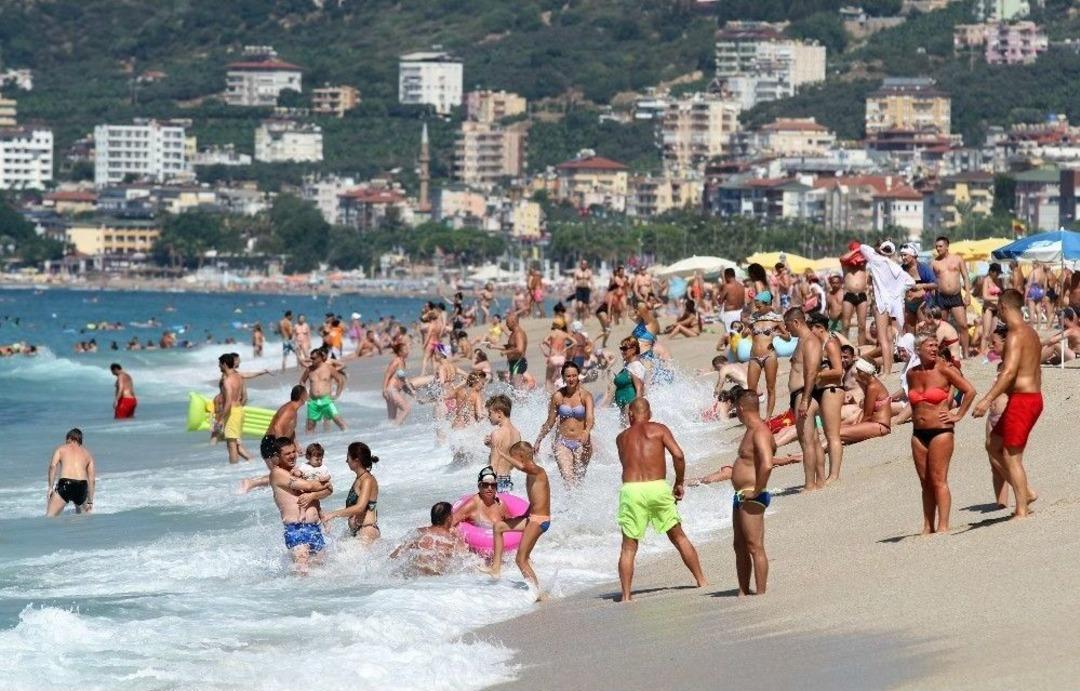 Alanya&rsquo;da Plajlar Tıklım Tıklım