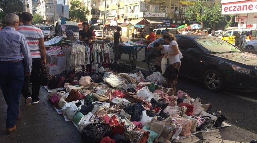 Kaldırımlarda Bayram Kalabalığı