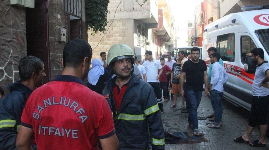 Evde &Ccedil;ıkan Yangında 3 Kişi Dumandan Etkilendi