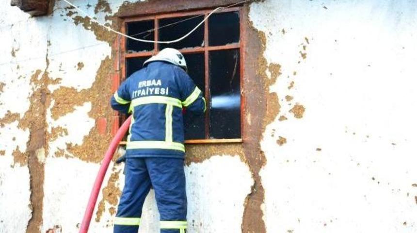 Erbaa'da 2 Katlı Ahşap Evde Yangın