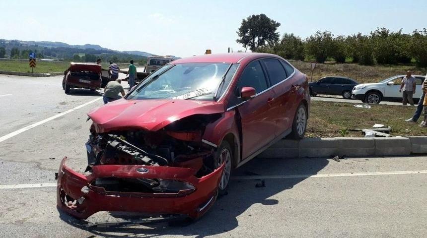 Kavşakta İki Otomobil &Ccedil;arpıştı: 4 Yaralı