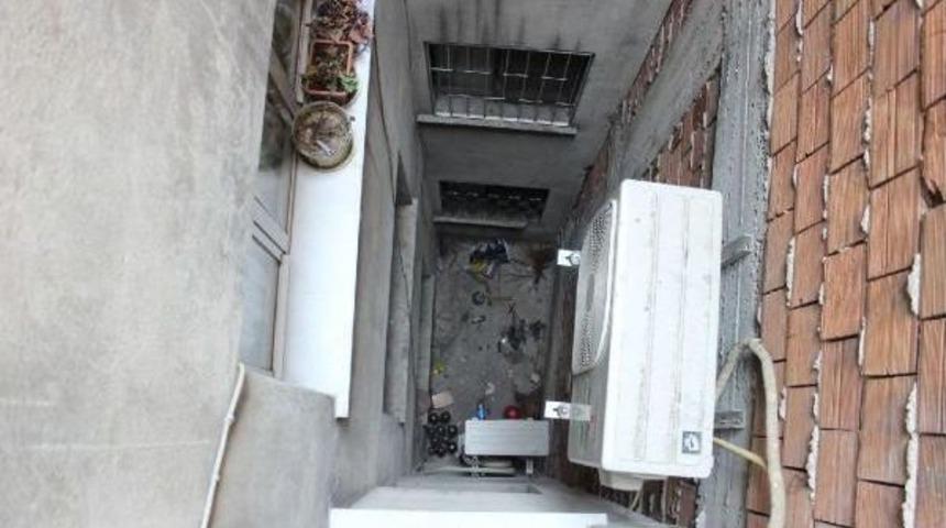 Tire'de 5'inci Kattan D&uuml;şen Suriyeli &Ccedil;ocuk &Ouml;ld&uuml;