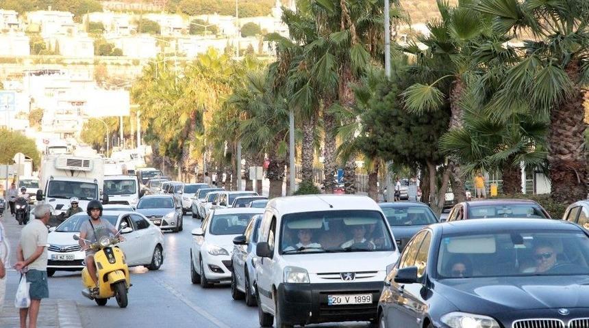 Bodrum&rsquo;a 3 G&uuml;nde 531 U&ccedil;ak İndi, Trafik Durma Noktasına Geldi