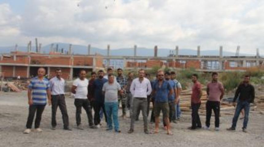 Paralarını Alamadıklarını İddia Eden İş&ccedil;iler Ateş Yakarak Eylem Yaptı