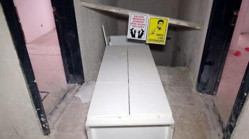 Okul Har&ccedil;lığı I&ccedil;in Hamallık Yapan &Uuml;niversiteli Asans&ouml;r Boşluğuna D&uuml;şerek &Ouml;ld&uuml;(2)