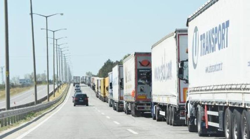 Trakya'da Sınır Kapılarından 24 Saatte 10 Bin Ara&ccedil;la 40 Bin Kişi &Ccedil;ıkış Yaptı