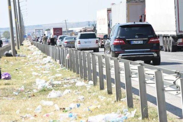 Trakya'da Sınır Kapılarından 24 Saatte 10 Bin Araçla 40 Bin Kişi Çıkış Yaptı