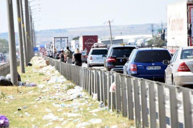 Trakya'da Sınır Kapılarından 24 Saatte 10 Bin Araçla 40 Bin Kişi Çıkış Yaptı