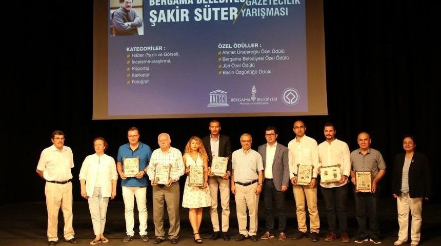 Bergama&rsquo;daki Gazetecilik Yarışmasında &Ouml;d&uuml;ller Sahiplerini Buldu