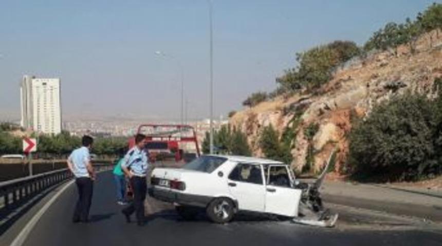 Bariyerlere &Ccedil;arpan Otomobildeki Kişi Yaralandı