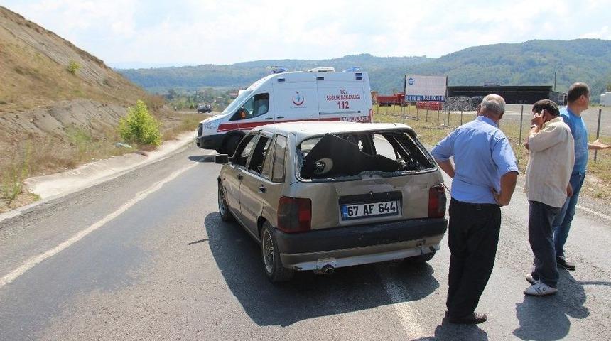 Zonguldak&rsquo;ta Minib&uuml;s Otomobile &Ccedil;arptı: 2 Yaralı