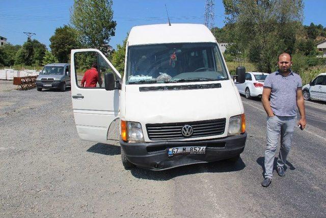 Zonguldak’ta Minibüs Otomobile Çarptı: 2 Yaralı