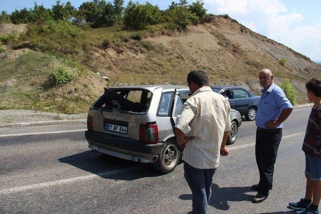 Zonguldak’ta Minibüs Otomobile Çarptı: 2 Yaralı