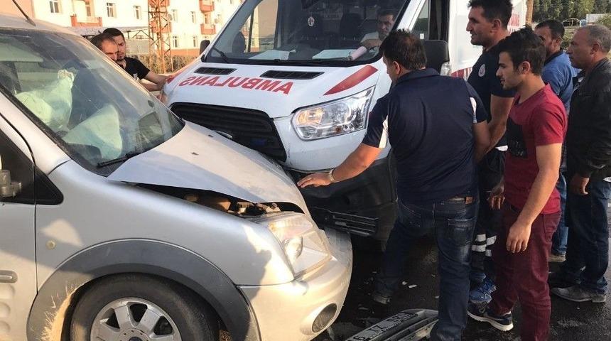 Sarıkamış&rsquo;ta Ambulans İle Otomobil &Ccedil;arpıştı