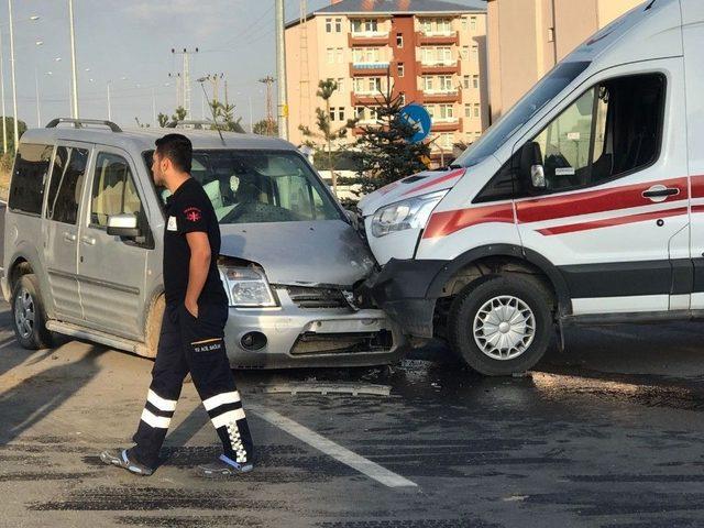 Sarıkamış’ta Ambulans İle Otomobil Çarpıştı