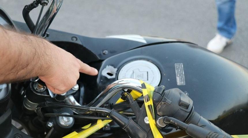 Aranan Cinayet Zanlısı İle Polis Arasındaki Kovalamacada &Ccedil;atışma &Ccedil;ıktı: 2 Yaralı