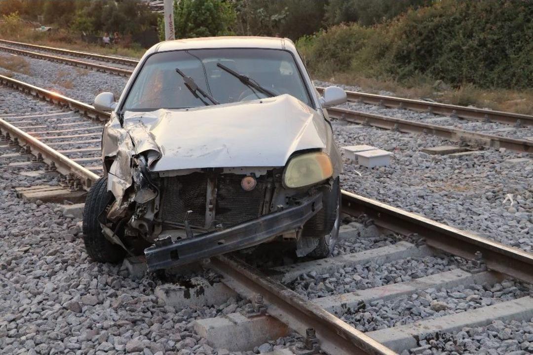 Tren Otomobile &Ccedil;arptı, S&uuml;r&uuml;c&uuml; Şans Eseri Kurtuldu