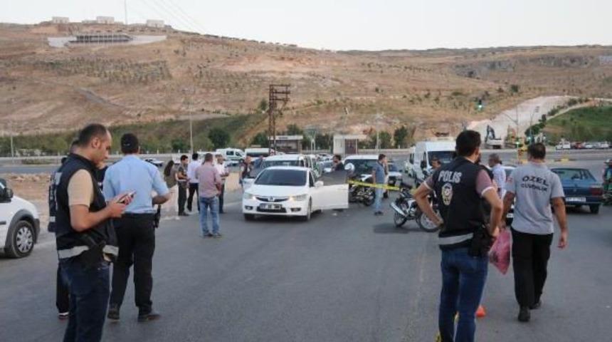 Polisin 'dur' Ihtarında Bulunduğu Otomobilden Ateş A&ccedil;ıldı: 1'i Polis 2 Yaralı