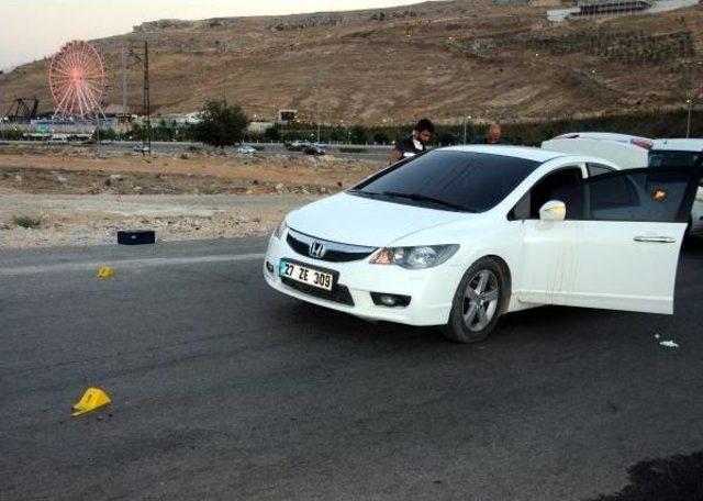 Polisin 'dur' Ihtarında Bulunduğu Otomobilden Ateş Açıldı: 1'i Polis 2 Yaralı