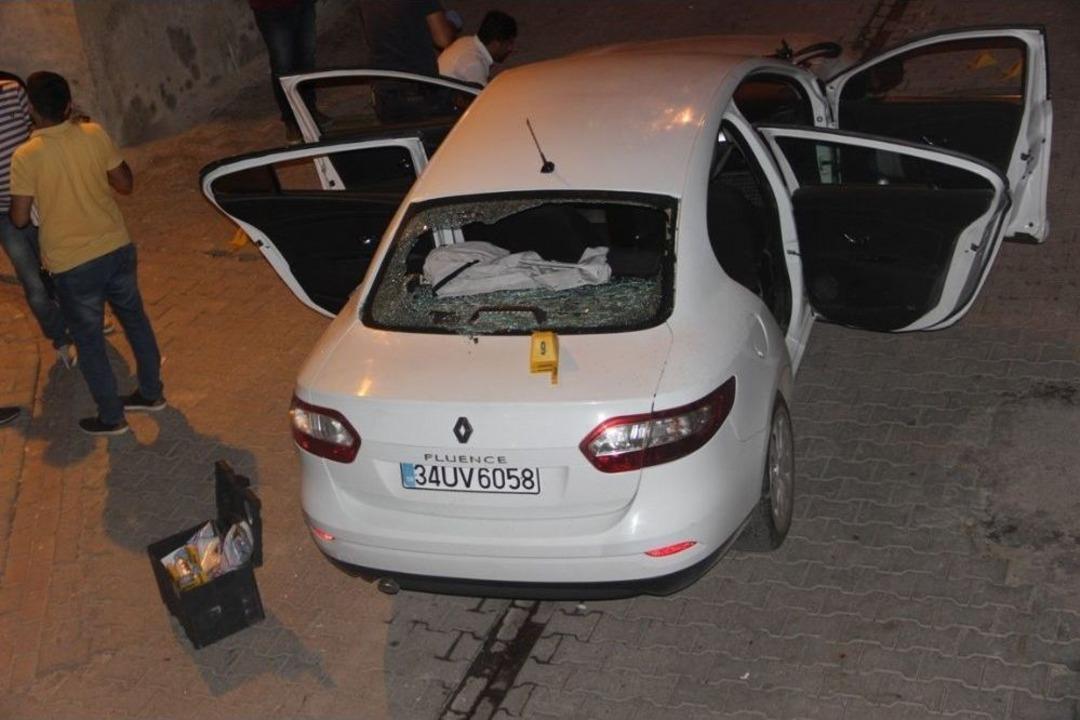 Seyir Halindeki Otomobile Silahlı Saldırı: 1 &Ouml;l&uuml;, 1 Yaralı