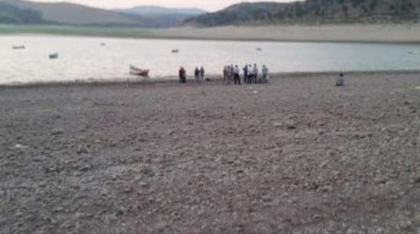 Babasının Cansız Bedenini Baraj G&ouml;l&uuml;nden &Ccedil;ıkardı