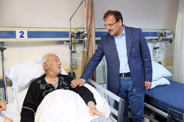 Başbakan Yardımcısı Hakan &Ccedil;avuşoğlu&rsquo;ndan Hastalara Ge&ccedil;miş Olsun Ziyareti 1